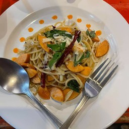 สปาเก็ตตี้ผัดพริกแห้งไส้กรอกรมควัน