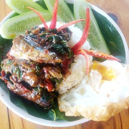 กะเพราปลาป๋องไข่ดาวราดข้าว