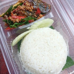 ข้าวกระเพราไข่เยี่ยวม้าหมูสับ