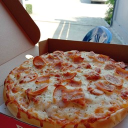 พิซซ่าหน้าไส้กรอกแฮม