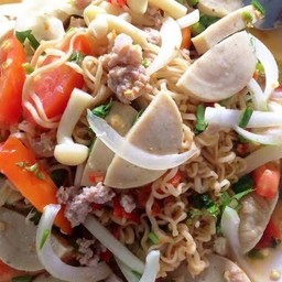 ยำมาม่า (หมูสับ หมูยอ)