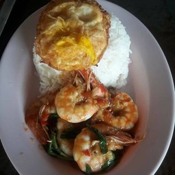ข้าวกะเพรากุ้งไข่ดาว