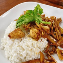 ไก่ผัดขิงราดข้าว
