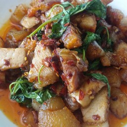 กระเพราหมูกรอบ