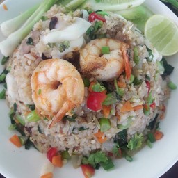 ข้าวผัดสามสหาย(หมูหมึกกุ้ง)