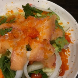 สลัดแซลมอลรมควัน ไข่กุ้ง