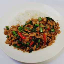 ข้าวราดผัดกระเพรา