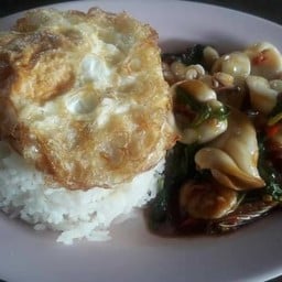 ข้าวกะเพราหมึกไข่ดาว