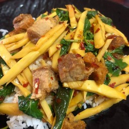 ผัดหน่อไม้พริกสดราดข้าว