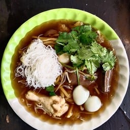 หนึ่ง กระเพาะปลา หม้อเดือด ตลาดกลางลาดสวาย ลำลูกกา