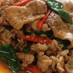 หมูชิ้นผัดพริกเผา ราดข้าว