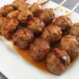 ลูกชิ้นเนื้อปิ้ง ชุดละ 2 ไม้