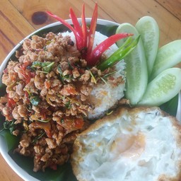 กระเพราหมูภูเขาไฟ+ไข่ระเบิด