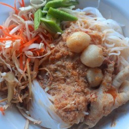 JP Food สามชั้นทอดซอสโบราณ&ขนมจีน น้ำยากระทิข้น เด่นทอง