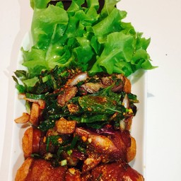 น้ำตกไส้กรอกพันเบคอน