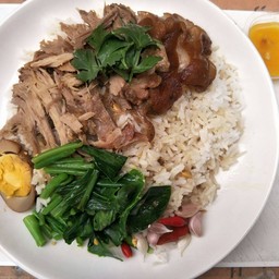 อาหารตามสั่งก๋วยเตี๋ยวและขาหมู