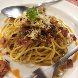 สปาเก็ตตี้ผัดพริกแห้งแฮม