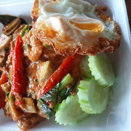 พริกแกงหมูกรอบไข่ดาว