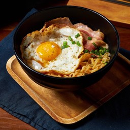 บะหมี่เกาหลีพร้อมไข่ดาวและเบค่อน