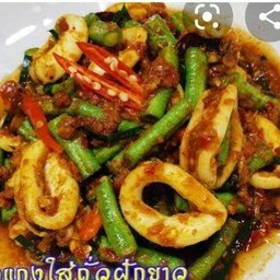 ผัดพริกแกงปลาหมึกราดข้าว