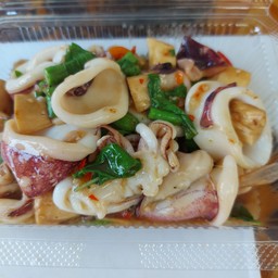 ข้าวปลาหมึกผัดโหระพา