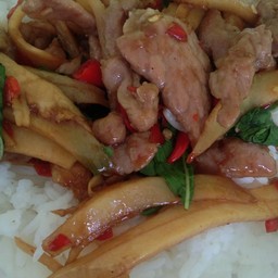 กระเพราหมูชิ้นหน่อไม้