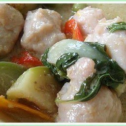 ข้าวราดเขียวหวานลูกชิ้นปลาผัดแห้ง