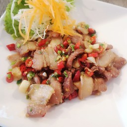 สามชั้นคั่วพริกเกลือ