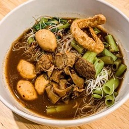 เส้นหมี่น้ำตกหมู