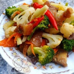 ผัดผักรวมหมูกรอบเป็นกับ
