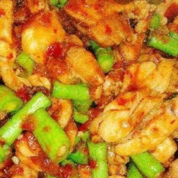 ผัดพริกแกงไก่ราดข้าว