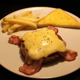 สเต็กหมูเบคอนชีส