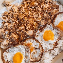 ข้าวกระเทียมถาด Size L + ไข่ดาว 4 ฟอง