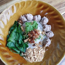 ก๋วยเตี๋ยวหมู แห้ง ( หมู+ลูกชิ้น)