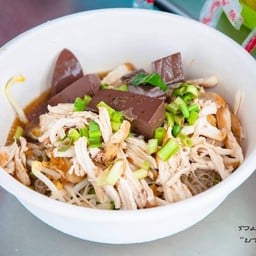 ก๋วยเตี๋ยวไก่มะระบุฟเฟ่หน้า ธกส.