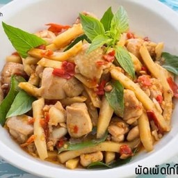 ผัดพริกแกงหน่อไม้ไก่(เป็นกับข้าว)