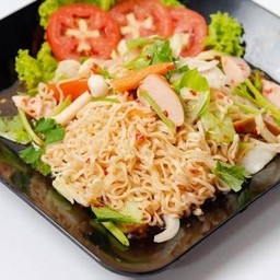 ยำมาม่า หมูสับ หมูยอ   ปูอัด ใส้กรอก