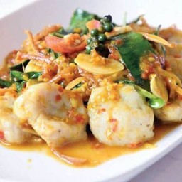 ข้าวราดผัดฉ่าลูกชิ้นปลา