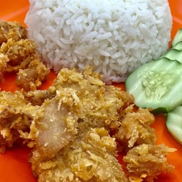 ไก่กรอบราดข้าว  (ไก่ชุบเกล็ดขนมปังทอด)