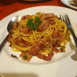 สปาเก็ตตี้ผัดพริกแห้งเบคอนพาเมซานชีส