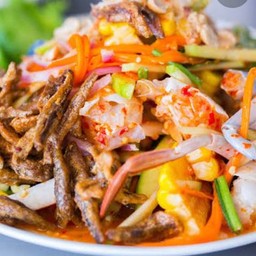 ยำมะม่วงปูม้าปลากรอบ