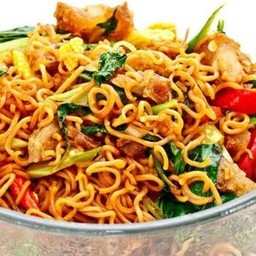 มาม่าผัดแห้งต้มยำปลาหมึก