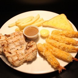 สเต็กอกไก่ซอสพริกไทยดำ+กุ้งตอปิโดทอด