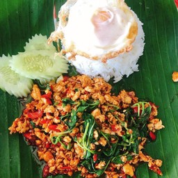 ผัดกะเพราถาดไก่ไข่ดาวเป็ด