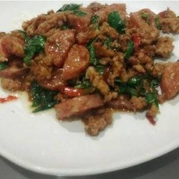 กระเพราแหนมเปนกับ