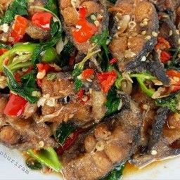 กระเพราปลาดุกทอดเปนกับ