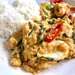 ข้าวราดผัดผงกระหรี่ทะเล