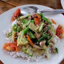 ผัดผักรวมมิตรราดข้าว