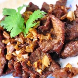 เนื้อทอดกระเทียมเปนกับ