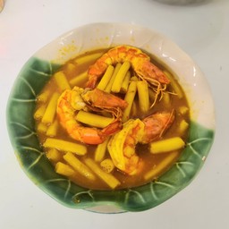 แกงส้มกุ้งไหลบัว